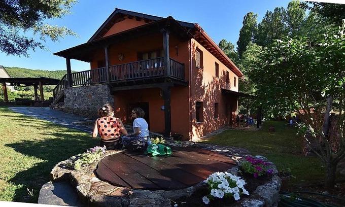Las Medulas House | Inviting Albergue Rural La Senda: Pet-Friendly Getaway