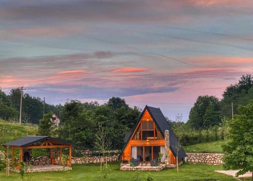 Cetinje House | Discover Albero Casa: Family-Friendly Oceanfront Retreat
