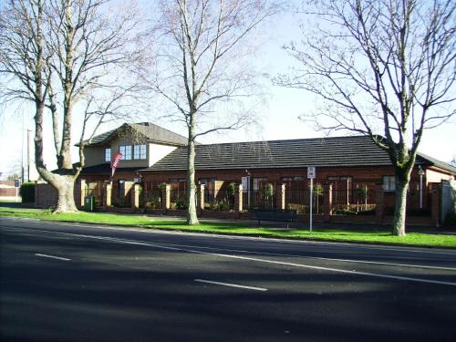 Hamilton East Hotel | Stylish Albert Court Motor Lodge with Spa & Breakfast Included
