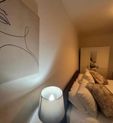 Airdrie Villa | Discover Albert House: Family-Friendly Retreat with Cozy Fireplace