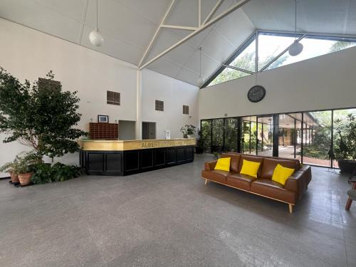 Longreach Hotel | Explore Albert Park Motor Inn: Pool, King Beds & More!