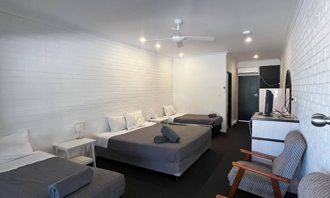 Longreach Hotel | Discover Albert Park Motor Inn: Eco-Friendly Retreat with Pool