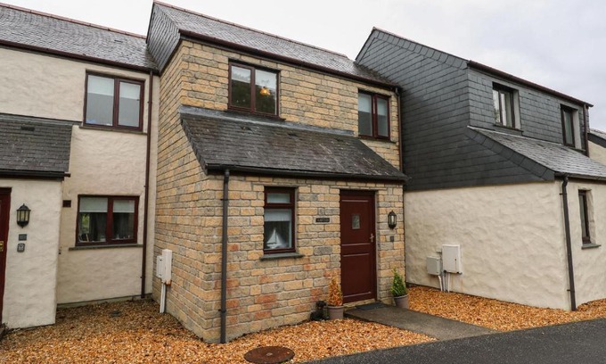 Falmouth House | Experience Albert's Den: 4-Star Family and Pet-Friendly Stay