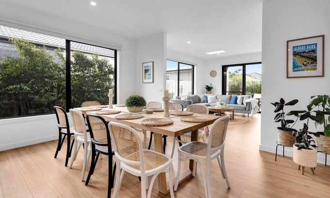 Capel Sound House | Relaxing Albert Samian Retreat with Oceanfront Amenities