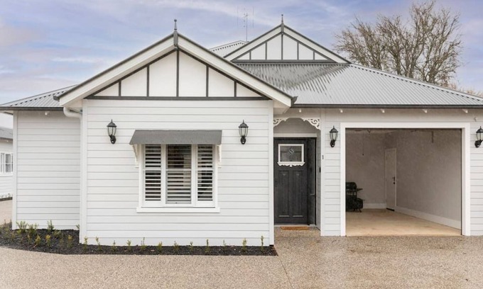 Trentham House | ALBERT TOWNIE - YOUR TRENTHAM TOWNHOUSE
