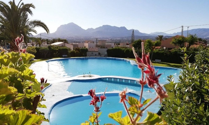 El Albir Apartment | Albir Escape: Oceanfront Bliss with Spa & Pool Access