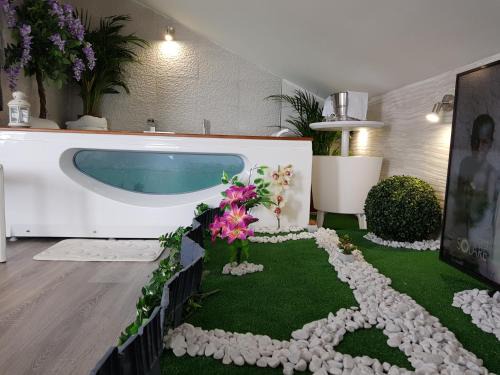 Termoli Bed & Breakfast | Comfort at Bed&Breakfast Albysuite with Hot Tub & Dining