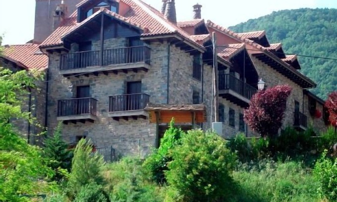 Gavin Cottage | Cozy Alcaire House for 4 with Full Kitchen Access