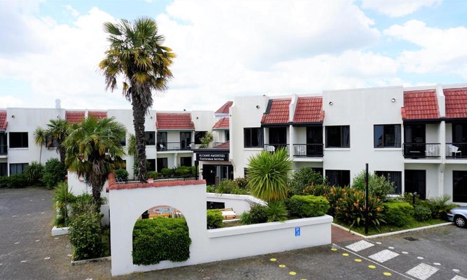 Hamilton North Hotel | Cozy Alcamo Motel: Family-Friendly with Pool & Hot Tub