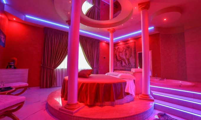Eboli Hotel | Indulge at Alcova Suite & Relax - 4-Star Getaway Awaits