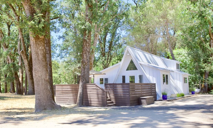 Kelseyville Resort | Unwind at Alder Lodge - A Valley Retreat with Ocean Views
