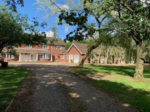Great Ellingham Bed & Breakfast | Relaxing Aldercarr Hall: Family-Friendly with Pool & Hot Tub