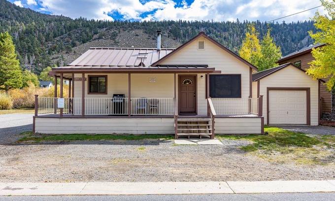 June Lake House | Cozy Alderman 2a: Pet-Friendly Bungalow with Pool