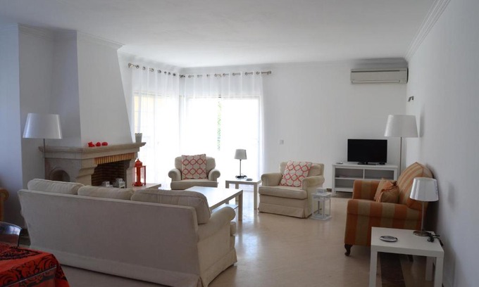 Cascais Apartment | Inviting Alegre Apartamento: Family-Friendly 4-Star Retreat