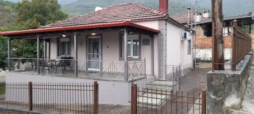Pyli House | Discover Alex House: 10/10 Rated with Hot Tub & Fireplace