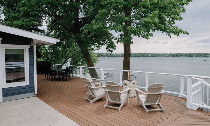 Alexandria House | Alex Landing: Waterfront getaway on Chain of Lakes - best location & views!