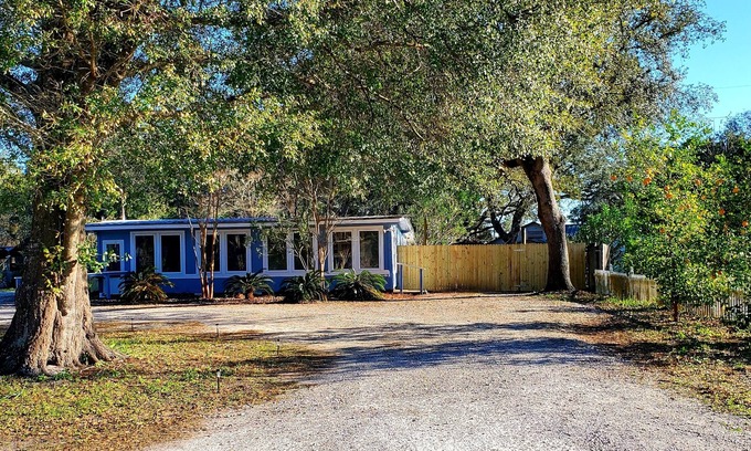 Magnolia Bluffs House | Inviting Alexa's Cottage: Guest Rated 9.8 with Breakfast