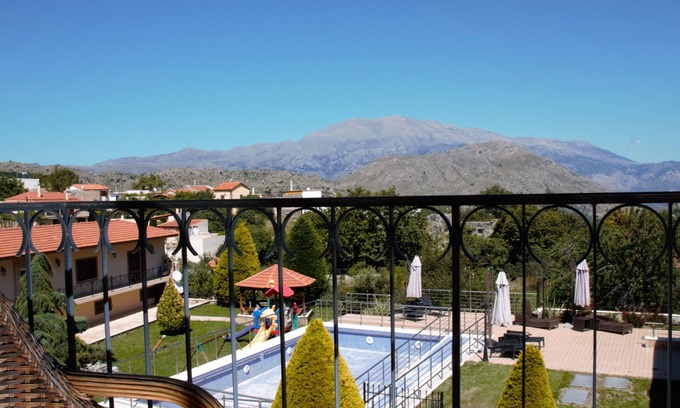 Gerakari Hotel | Relaxing Retreat at Alexander Mountain Resort with Pool & Dining