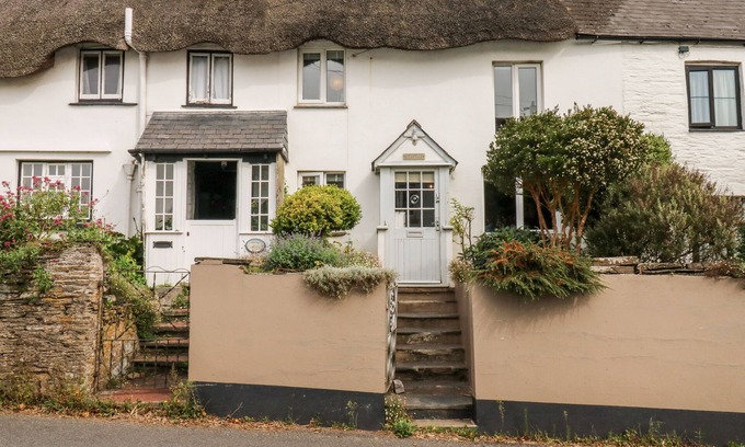 Chillington Cottage | Pet-Friendly Alexander's Cottage with Garden in Frogmore