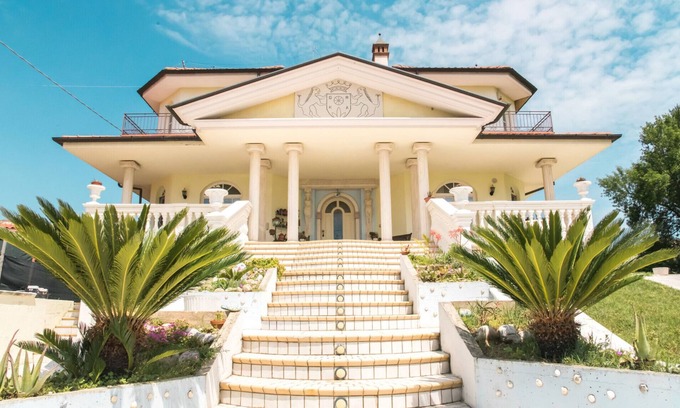 Collecorvino Bed & Breakfast | Alexander's Home | Sunny and luxurious B&B in Collecorvino
