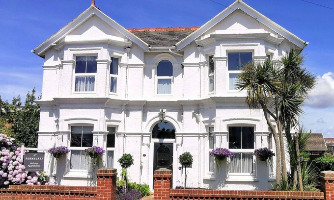 Shanklin Apartment | Discover Alexandra Apartment with Ocean Views & Smart TV