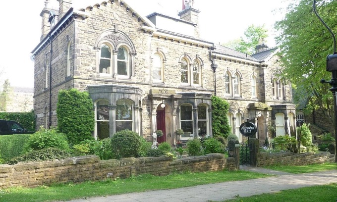 Harrogate Bed & Breakfast | Exceptional Alexandra Court: Breakfast & Family-Friendly Stay