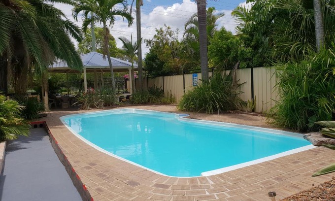 Bundaberg West Hotel | Relax at Alexandra Park Motor Inn with Pool and Family Fun