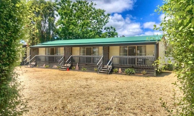 Alexandra House | Pet-Friendly Retreat at Alexandra Parklife Studio 4