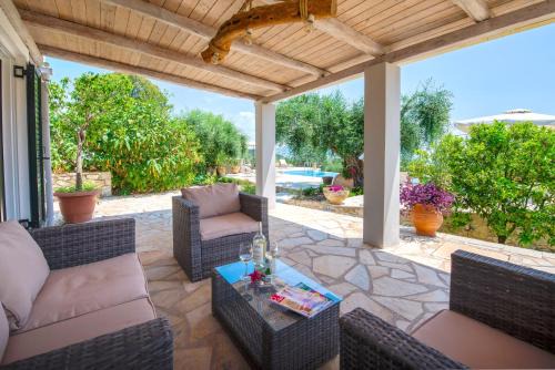 Vlachopoulatika House | Discover Alexandros House: Oceanfront Retreat with Pool