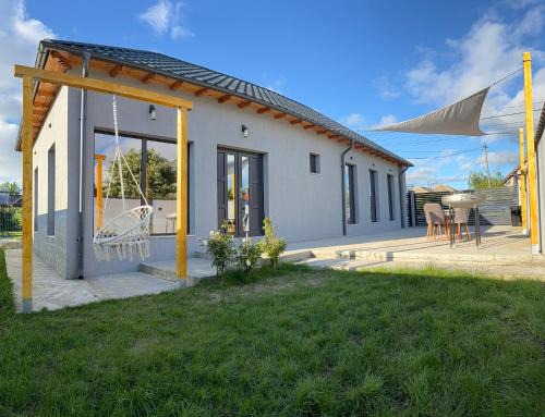 Corbu House | Kid-Friendly Retreat at Alex's Beach House - Guest Rated 9.8