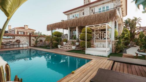 Hacımemis Hotel | Stylish Aleysim Alaçatı: Oceanfront Retreat with Pool