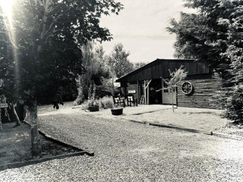 Ely House | Alfie Acres: Serene Cabin with Pool & Hot Tub Retreat