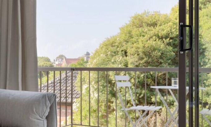 Fitzroy North Apartment | Cozy 1-Bedroom Retreat in Fitzroy North with Kitchen