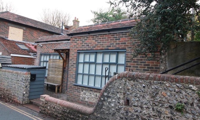 Alfriston Apartment | Pet-Friendly Alfriston Lodge: Family Retreat Awaits You