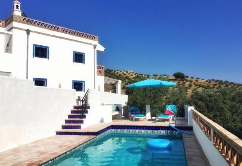 Almunecar Villa | Algarrobo Azul: Family-Friendly Retreat with Pool & Kitchen