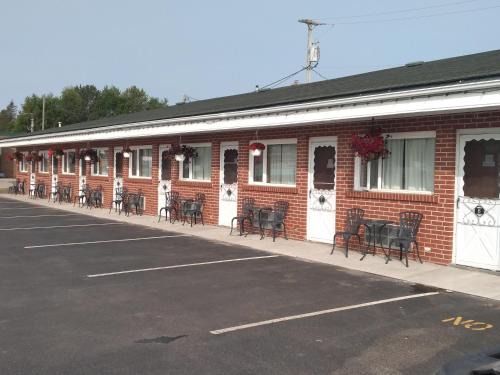 Algoma District Hotel | Pet-Friendly Haven at Algoma Motel with Great Ratings