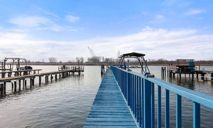 Pearl Beach Apartment | Lakeview Haven: 2BR Retreat with Modern Comforts