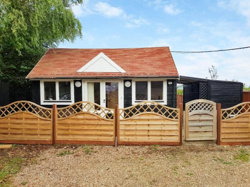 Tilney Fen End House | Discover Algwen Cabin: Perfect for Families & Pets