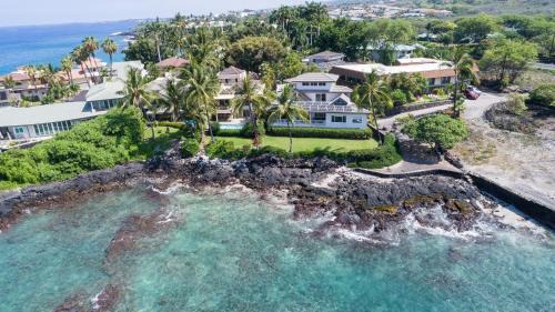 Kailua-Kona House | Exceptional Ali'i Point Oceanfront Villa with Pool & A/C