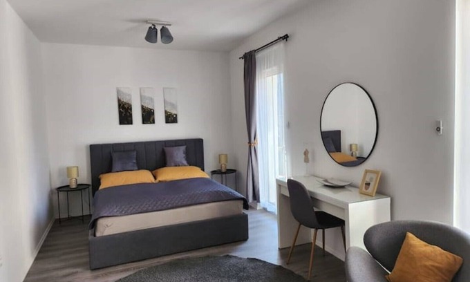Palace District Apartment | Convenient Alice Central Apartment with Breakfast & Kitchen