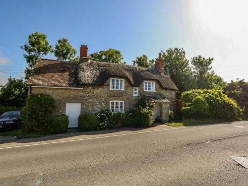 Bridport House | Pet-Friendly Retreat at Alice's Cottage - 4-Star Comfort