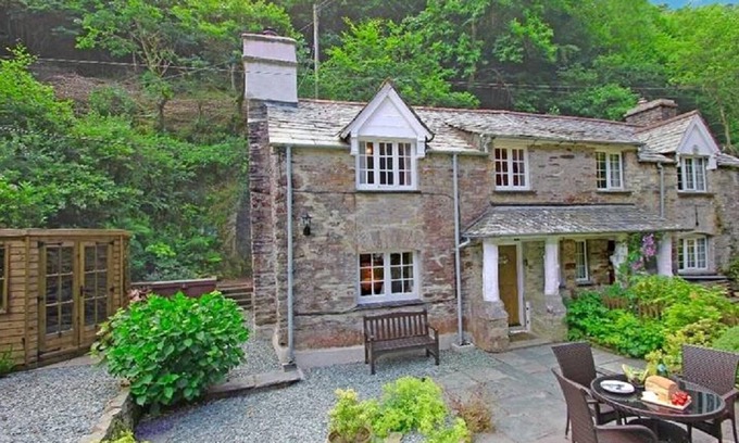 Looe Cottage | Discover Alice's Cottage in Scenic Wooded Watergate Valley
