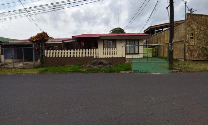 Barrio Pilo House | Welcoming Alina's House: 9/10 Rated with a Pool