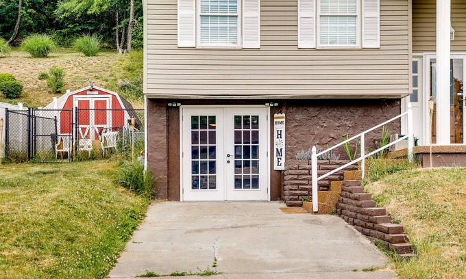 Ingomar House | Aliquippa Studio with Smart TVs & Gaming Console, 10/10!