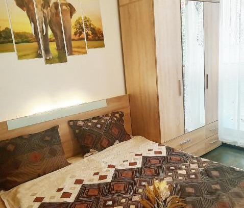 rajon Vrabnitsa Apartment | Discover Alis Savana: Family-Friendly Hotel with Dining