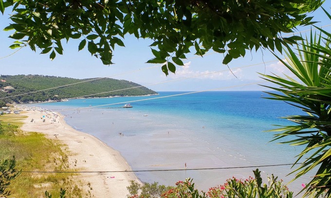 Apraos Apartment | Oceanfront Alisachni 1: Family-Friendly Stay with Breakfast
