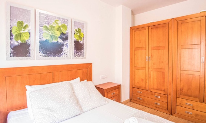 Bola de Oro Apartment | Discover Alixares del Serrallo: Family-Friendly Retreat
