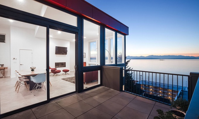 North Admiral House | Alki Beach House: Breathtaking Oceanfront Retreat with Views