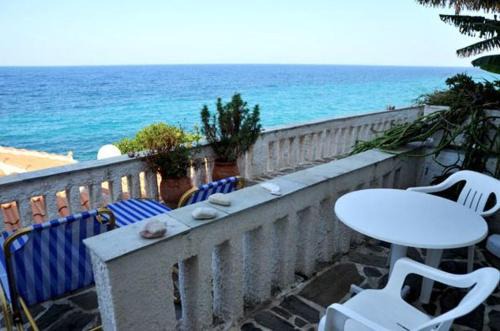 Karlovassi Apartment | Oceanfront Alkioni Studios: Pet Friendly & Family Approved