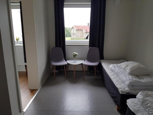 Ullared House | Cozy Alkoven Logi: Family-Friendly Stay with Dining Options